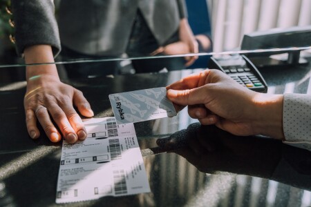 Dłoń trzymająca Karte Rybka w&nbsp;okienku biletowym 