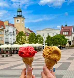 Zdjęcie rynku, na pierwszym planie dwie porcje lodów