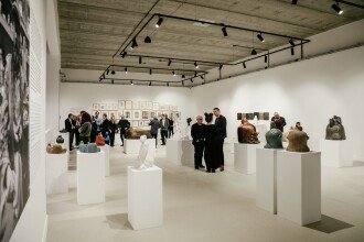 Galeria Sztuki Rzeczna z&nbsp;lotu ptaka, wokół zabudowa śródmiejska