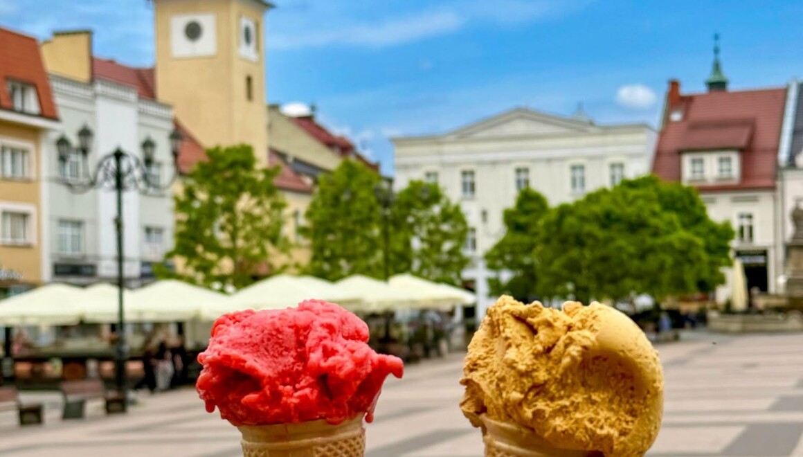 Zdjęcie rynku, na pierwszym planie dwie porcje lodów
