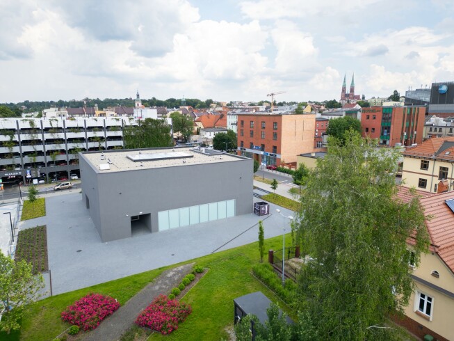 Galeria Sztuki Rzeczna z&nbsp;lotu ptaka, wokół zabudowa śródmiejska