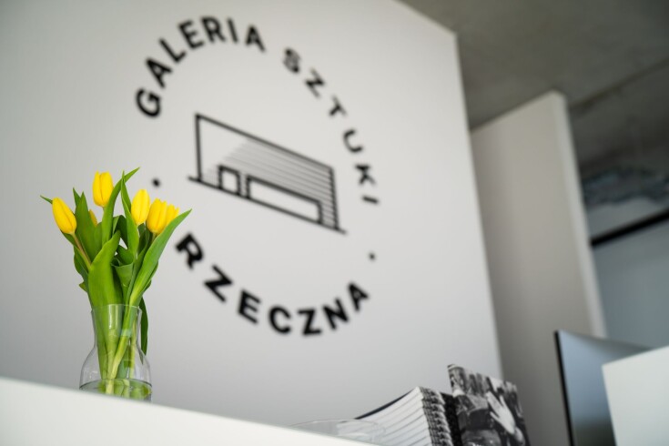 Logo Galerii Sztuki Rzeczna, okob bukiet tulipanów