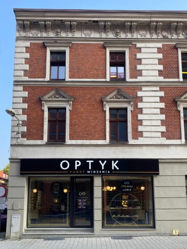 Kamienica z&nbsp;witryną optyka